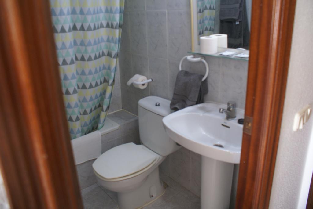 Hostal Velasco Valdelacalzada Exteriör bild