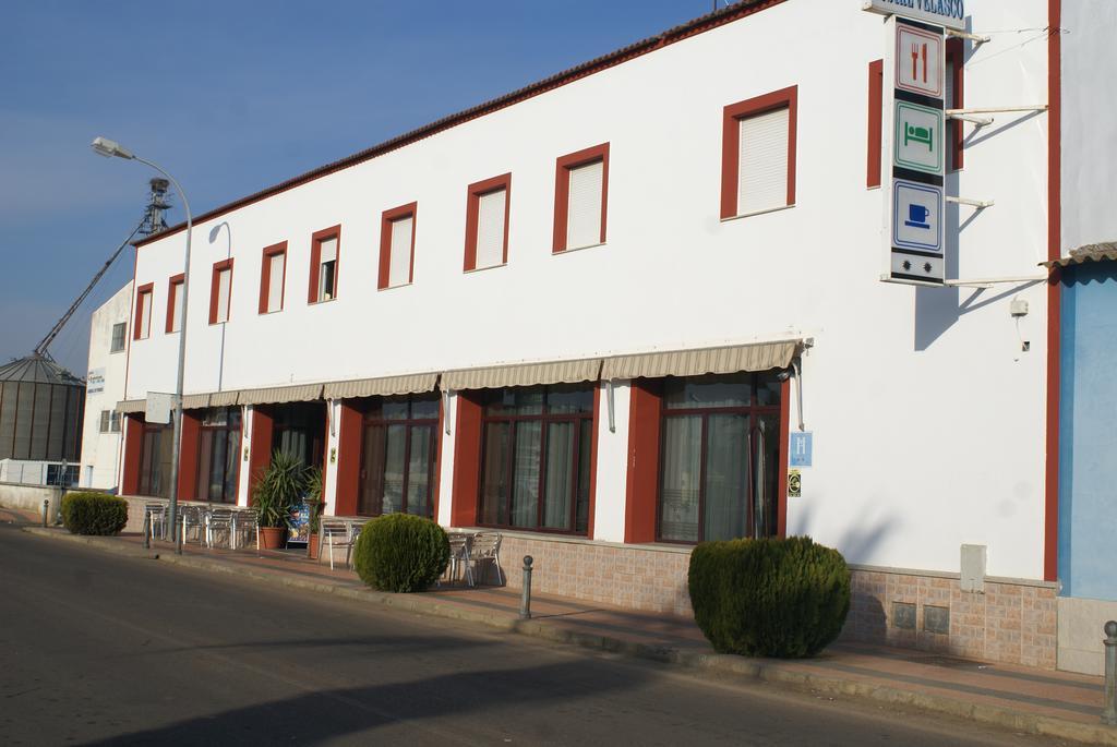Hostal Velasco Valdelacalzada Exteriör bild